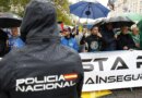 Los agentes protestan por la reforma de la ley mordaza que se tramita de urgencia en el Congreso