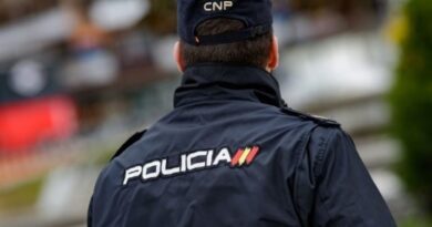 Un hombre tira al suelo 29 motos y contenedores de una calle de Chamartín “para pasar la noche en comisaría” | Noticias de Madrid