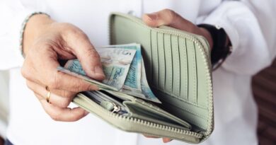 State pensioners urged to make phone call for £300 by end of January | Personal Finance | Finance