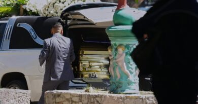 Notorious cartel leader “El Mencho” is buried in a golden casket in Mexico