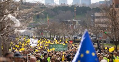 Miles de vecinos de Montecarmelo salen a las calles para protestar contra el cantón de basuras | Noticias de Madrid